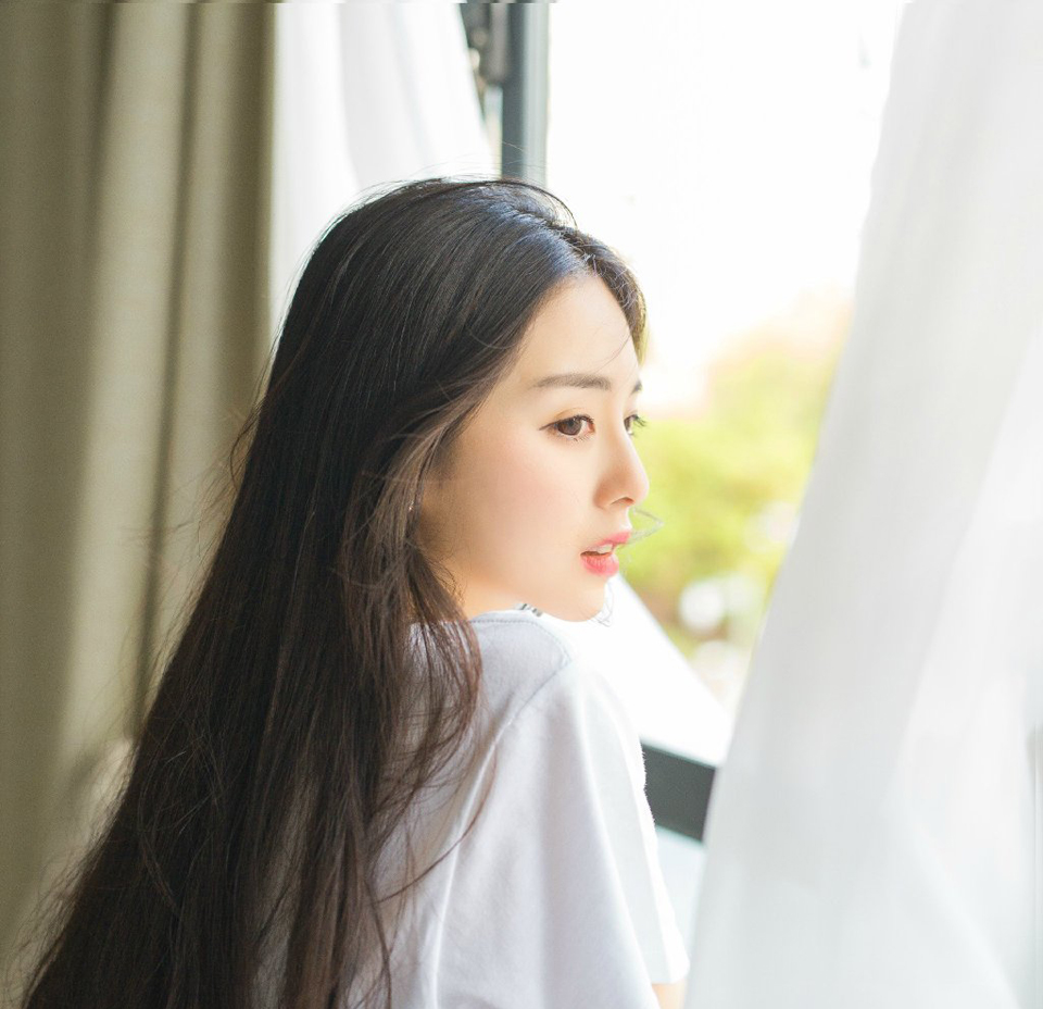 在伏德愕然的目光里，从江夏四周隐秘处，一艘艘快船迅速出现，密密麻麻的汇聚了一片，一眼望去，整个江面都被大小不一的船只铺满，浩浩荡荡。